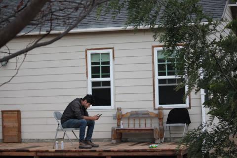 pasando la tarde en el porche antes de que tuviera techo