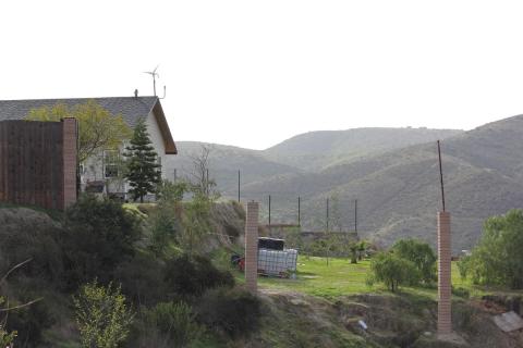 vista a la casa y al jardin desde la distancia