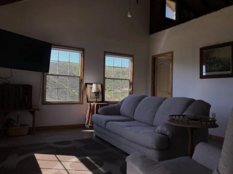vista al cerro y la puerta que da a la recamara desde la sala