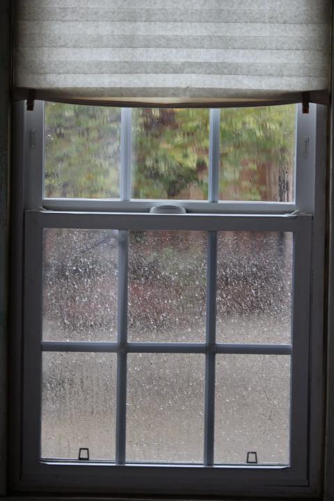 dia de lluvia sobre la ventana