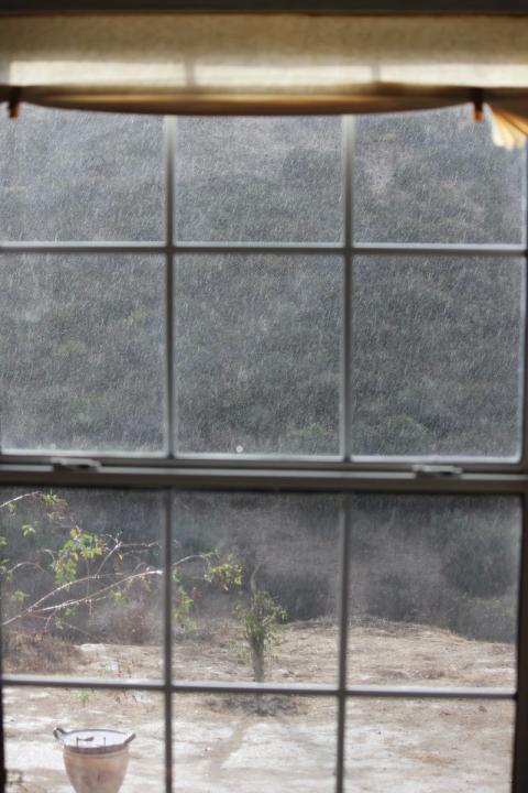 una lluvia apreciada desde casa